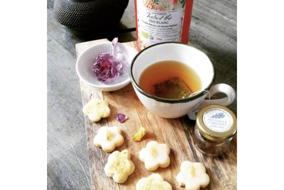 Biscuit au thé blanc pétales de fleurs et cristaux de safran 