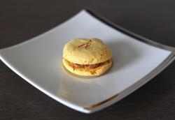 Macaron au safran, foie gras et gelée de champagne