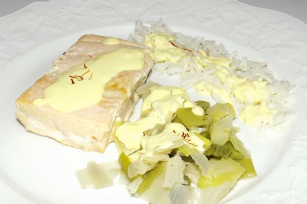 Saumon sauce safranée et sa fondue de poireaux