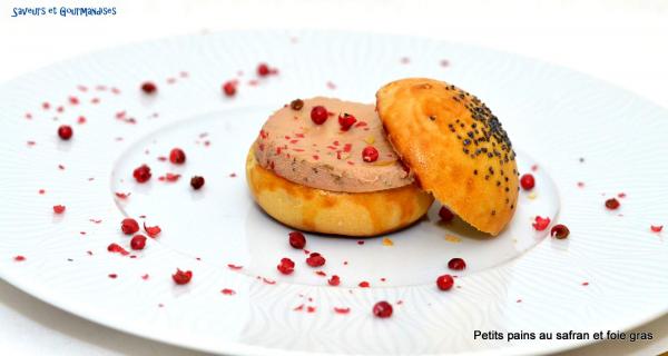 Petits pains au safran fourrés au foie gras