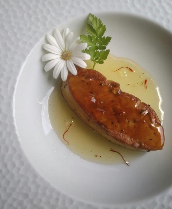 Foie gras pôelé et sa sauce à la gelée de champagne au Safran 
