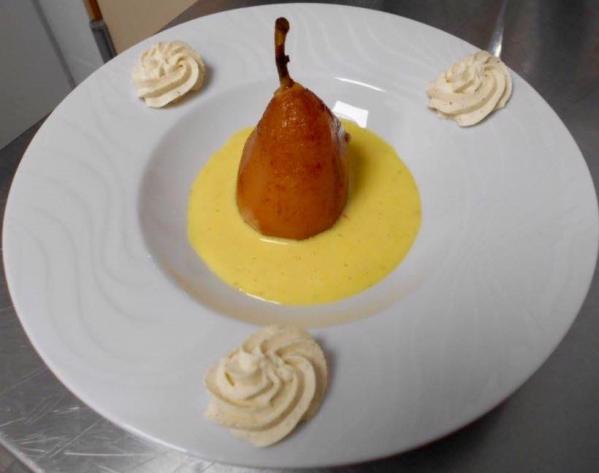 Poire pochée à la canelle et sa crème anglaise au safran