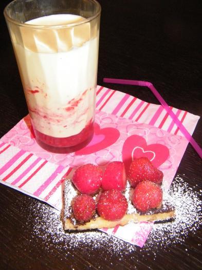 SMOOTHIE FRAISES DES BOIS, MOUSSE DE LAIT AU SAFRAN, PAIN PERDU